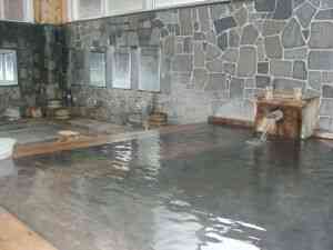 湯ノ花が見えるかな・・・少しぬるぬるするので滑らないように